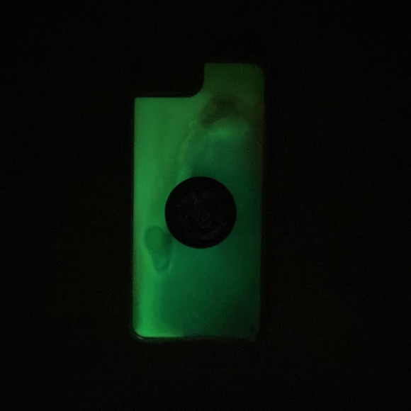 this a glow in the dark phone case,it’s green sand that glows if you show light. - Picture 3 of 3